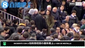 瓦伦西亚球迷对皇马球迷进行辱骂挑衅，抢走他的围巾还吐口水😬